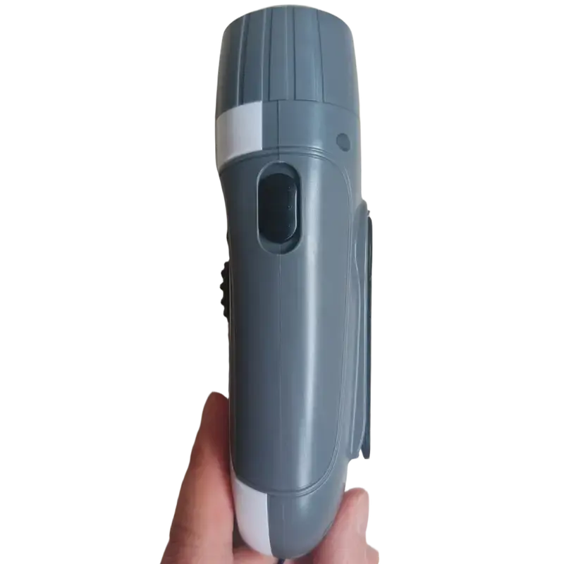 サムネイル： 手回し充電の防災ラジオ