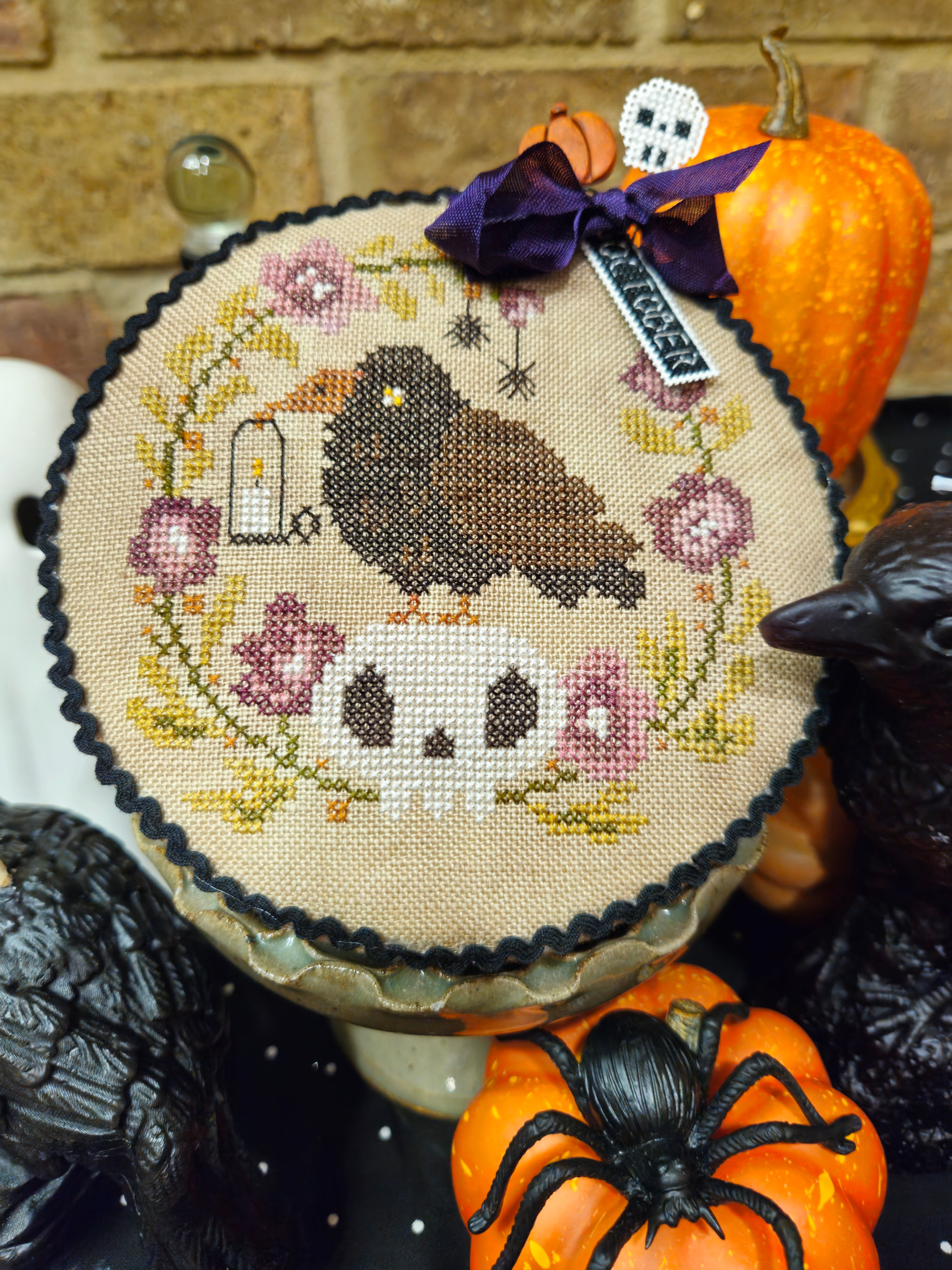 Quaint Rose NeedleArts  Pin Drum 10 Crow