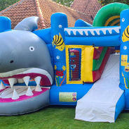 Multiplay Haai springkasteel met glijbaan van Retro City voor verjaardagen, communies en evenementen in België.