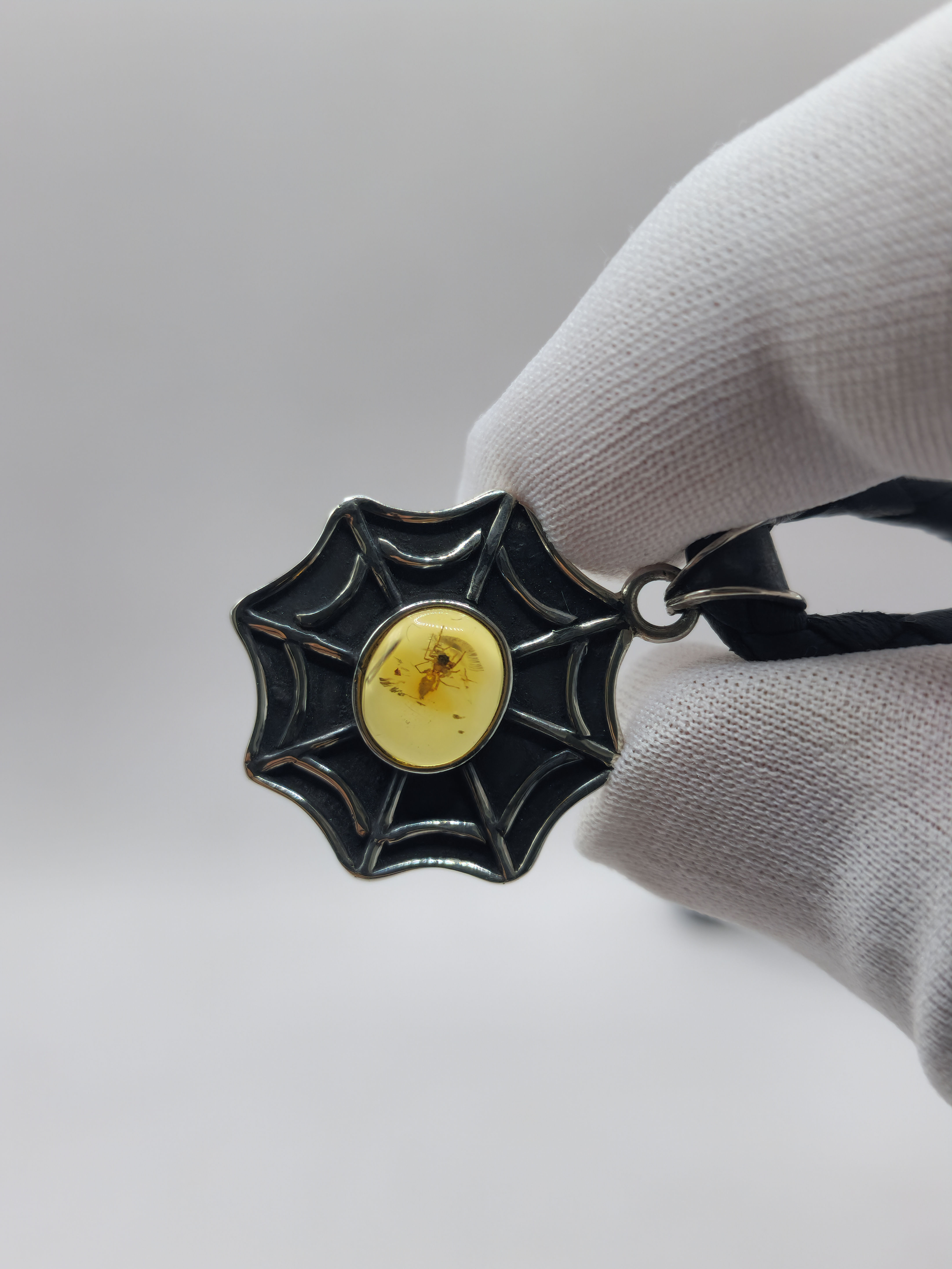 Collar de ámbar con araña en plata .925