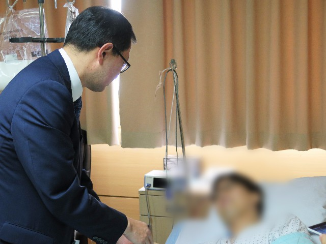 추무진 의협회장, 흉기 찔린 의사 위로 방문