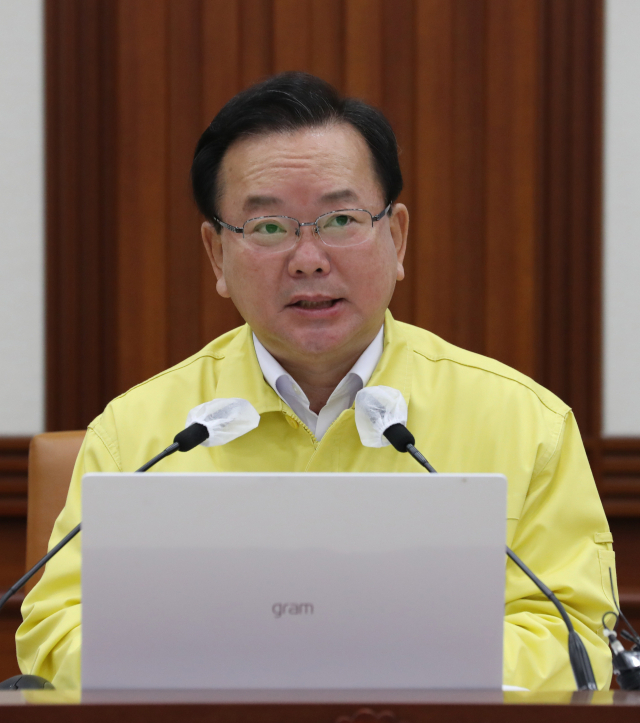 사적모임, 수도권 최대 8명·비수도권 10명···2주간 방역 완화
