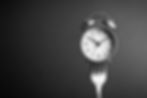 Uhr auf Gabel als visuelle Metapher für Intervallfasten und Essenszeitfenster