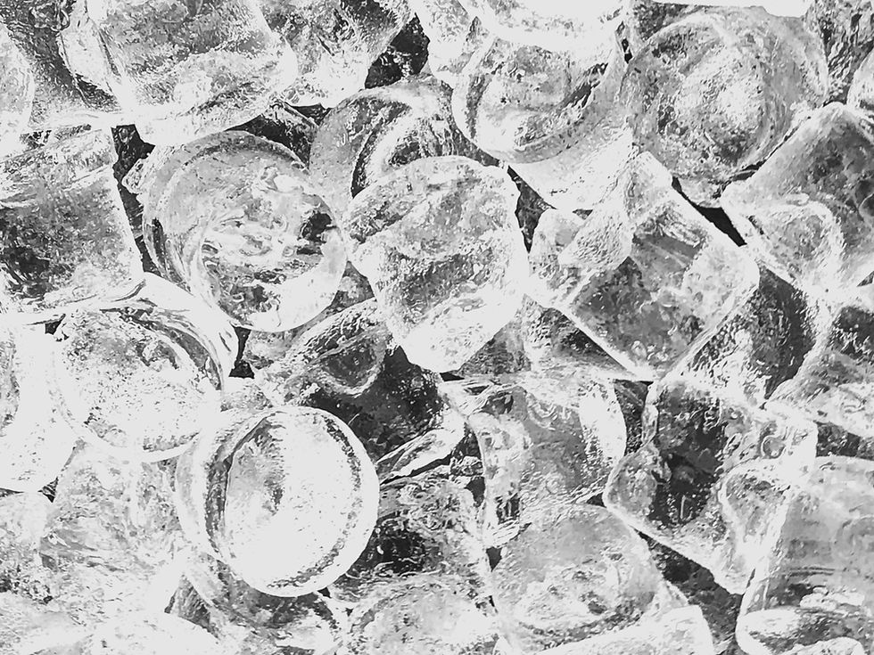 Eiswürfel als visuelle Metapher für Kälteanwendungen im Gesundheitskontext