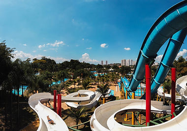 Foto panoramica de uma pessoa descendo o toboágua