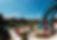 Foto panoramica de uma pessoa descendo o toboágua