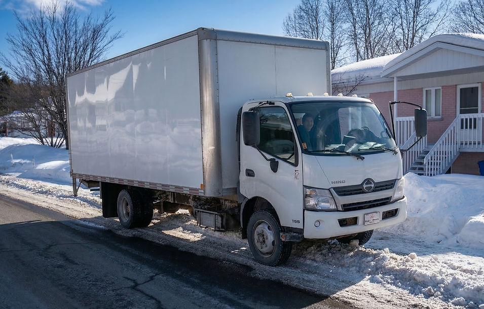 Camion blanc pour livraison de meubles au Québec