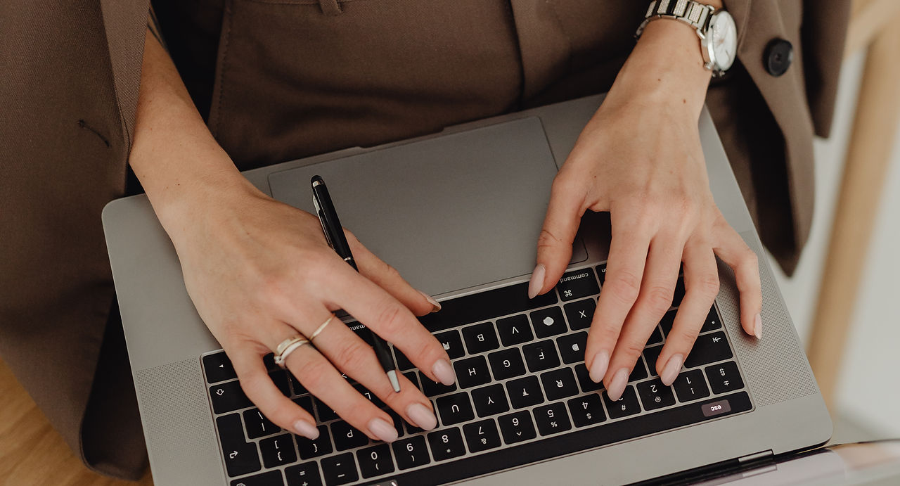 kaboompics_young-entrepreneur-dressed-in-brown-suit-holds-laptop-27938.jpg
