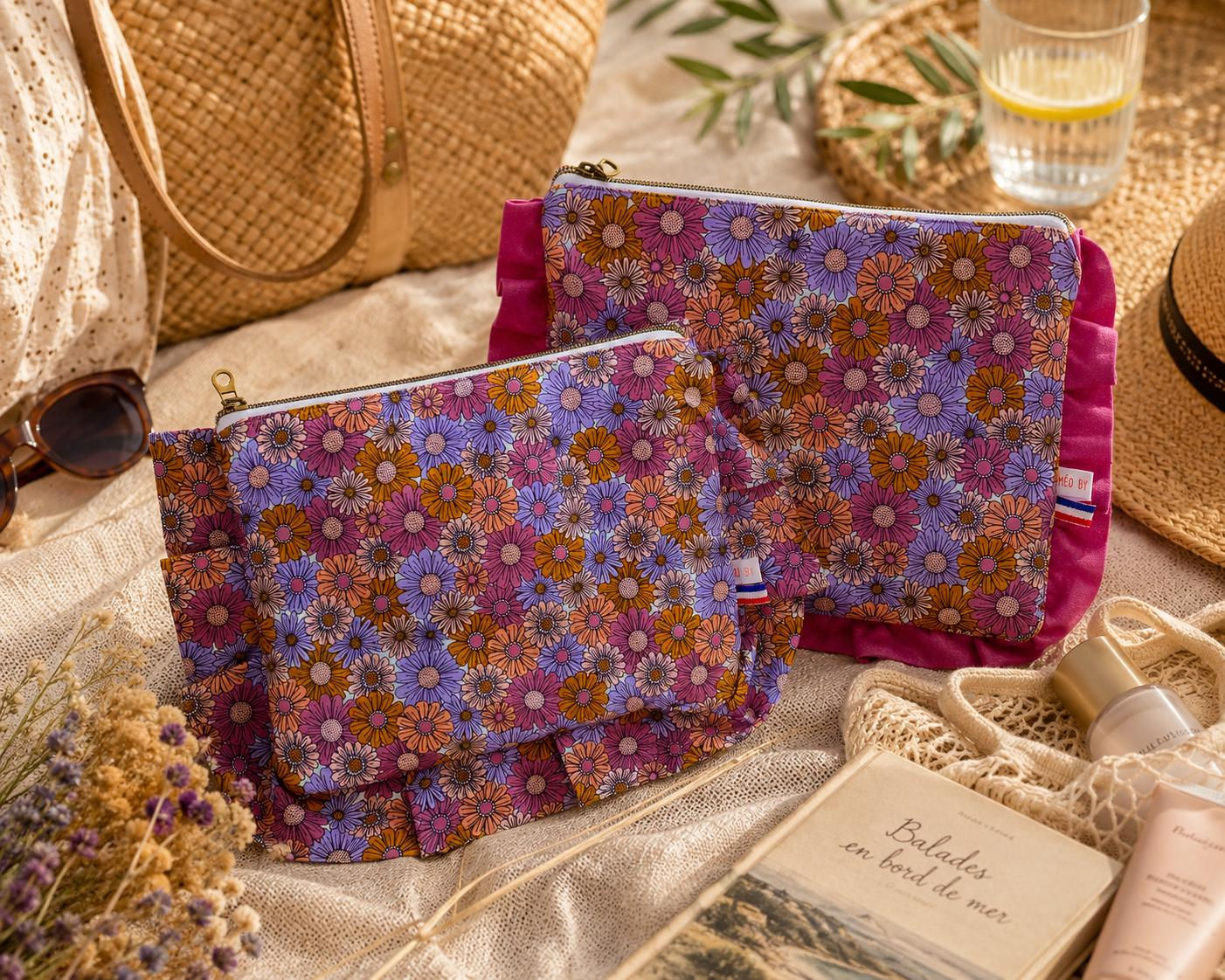 Pochette accessoires ou maquillage fleurs roses/violettes et froufrou fleurs 