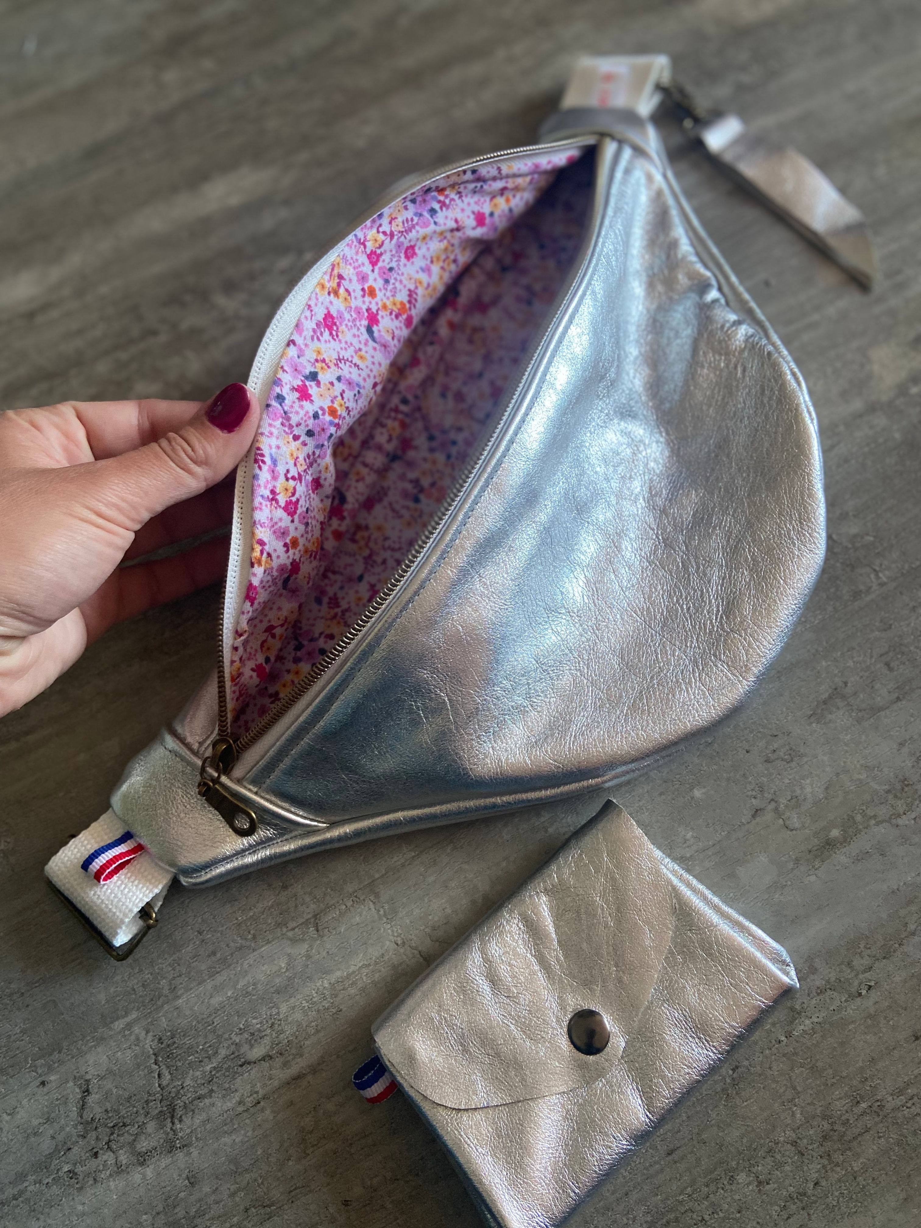 Banane cuir argent / mauve fleurs