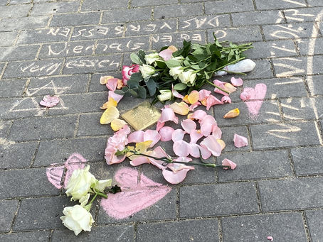 Stolperstein mit Blumen