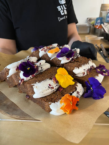 yummy carotte cake, with sugar frosting and colorful flowers, picture from brunch des createurs a rennes 