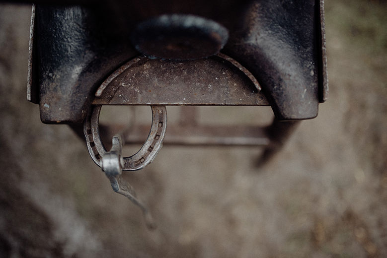 Zange hängt am Hufeisen