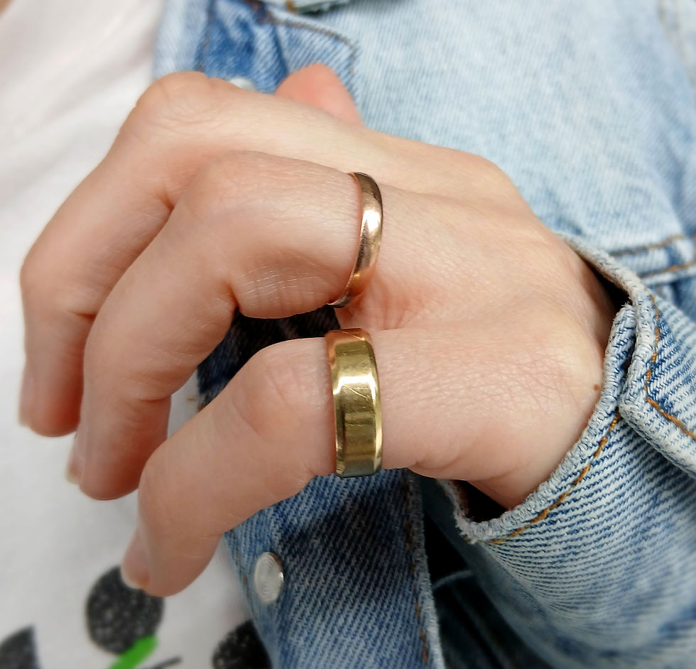 Thumbnail: Vintage 9ct Gold Chambered Edge Band Ring 1983