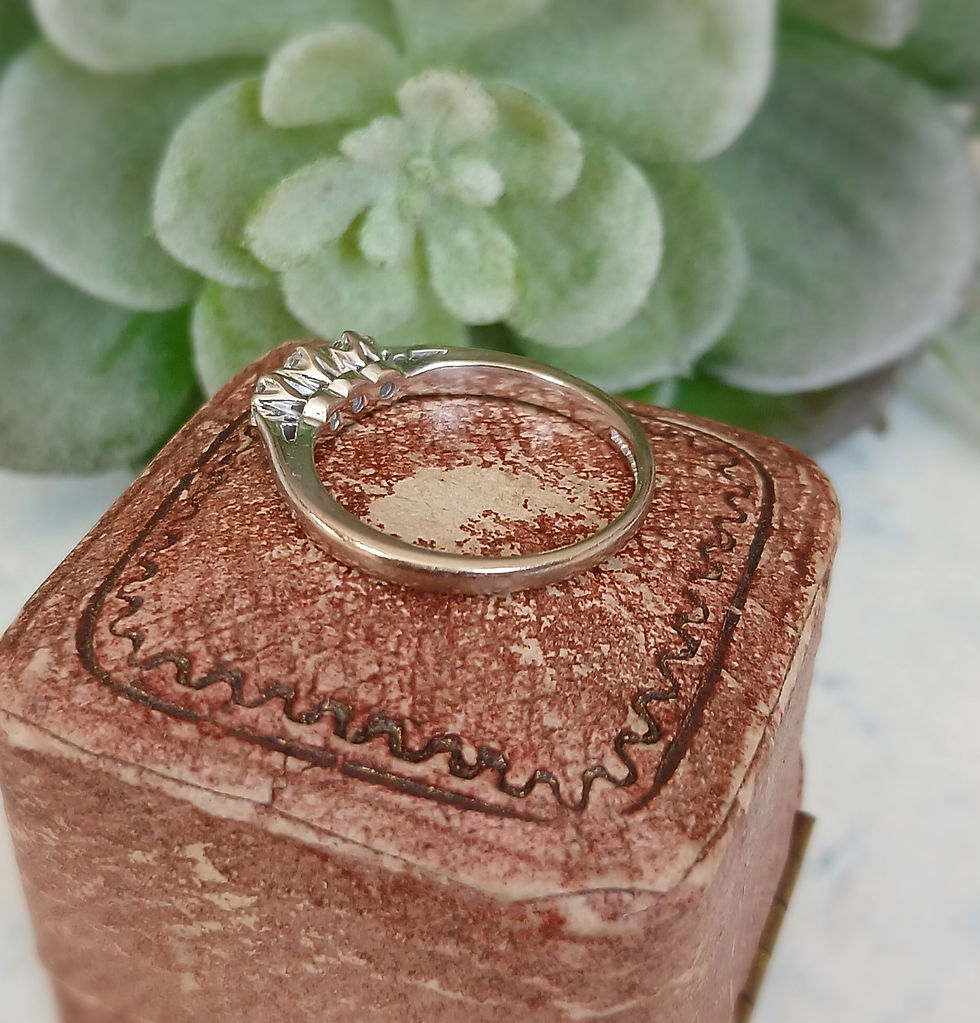 Thumbnail: Preloved 18ct White Gold & Diamond  0.25ct 