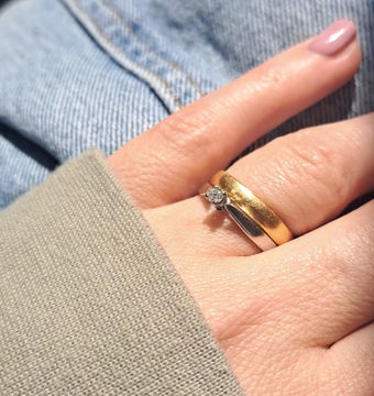Thumbnail: Vintage 9ct White Gold & Diamond Solitaire Band Ring