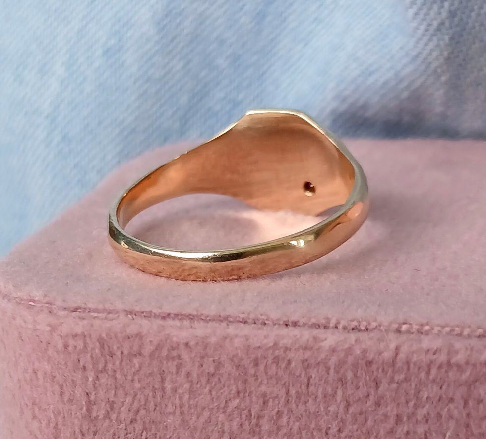 Thumbnail: Vintage 9ct Gold & Garnet Sunburst Signet Ring 
