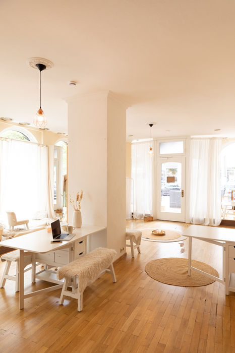 Innenaufnahme des Lichtraums mit großen Fenstern, die weiches Tageslicht hereinlassen. Der Raum wirkt hell, ruhig und einladend.