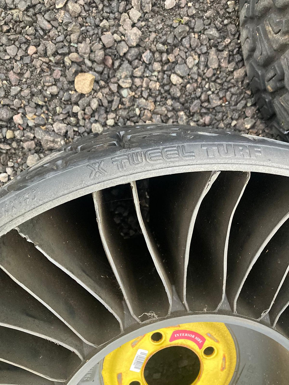 Miniatura: Michelin Tweel Turf airless tyres
