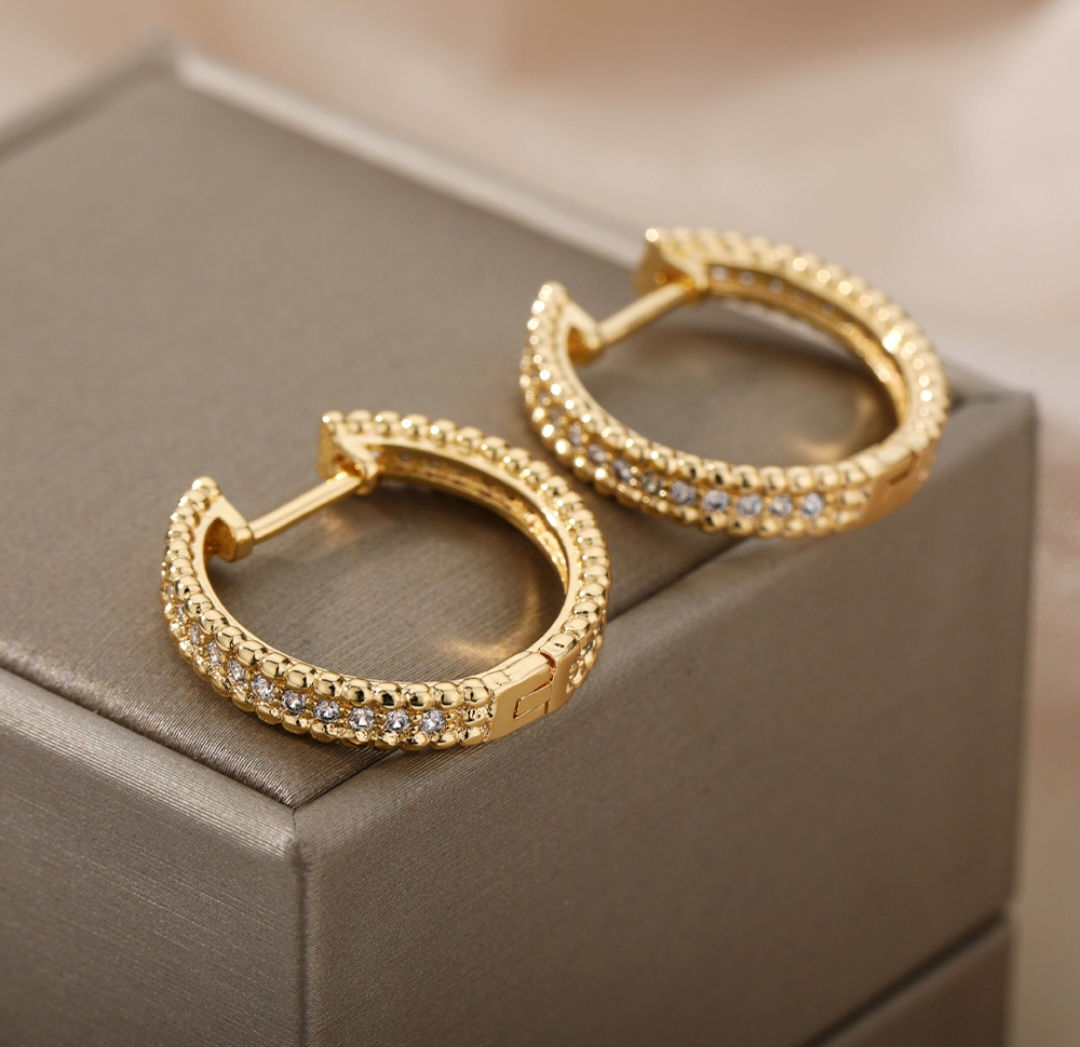 עגילי חישוק בשיבוץ אבנים 