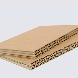 Precisa de chapas de papelão para paletização, separação de produtos ou projetos específicos? Fornecemos chapas de papelão ondulado em diversas espessuras (onda simples, dupla) e tamanhos, cortadas sob medida para sua necessidade. Solução econômica e eficiente para reforçar cargas, proteger superfícies e criar divisórias. Atendemos indústrias e centros de distribuição em [Sua Cidade/Região].

Aplicações: Base para paletes, divisórias, proteção de camadas de produtos.

Vantagens: Resistência estrutural, leveza, 100% reciclável, versatilidade.