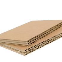 Precisa de chapas de papelão para paletização, separação de produtos ou projetos específicos? Fornecemos chapas de papelão ondulado em diversas espessuras (onda simples, dupla) e tamanhos, cortadas sob medida para sua necessidade. Solução econômica e eficiente para reforçar cargas, proteger superfícies e criar divisórias. Atendemos indústrias e centros de distribuição em [Sua Cidade/Região].

Aplicações: Base para paletes, divisórias, proteção de camadas de produtos.

Vantagens: Resistência estrutural, leveza, 100% reciclável, versatilidade.