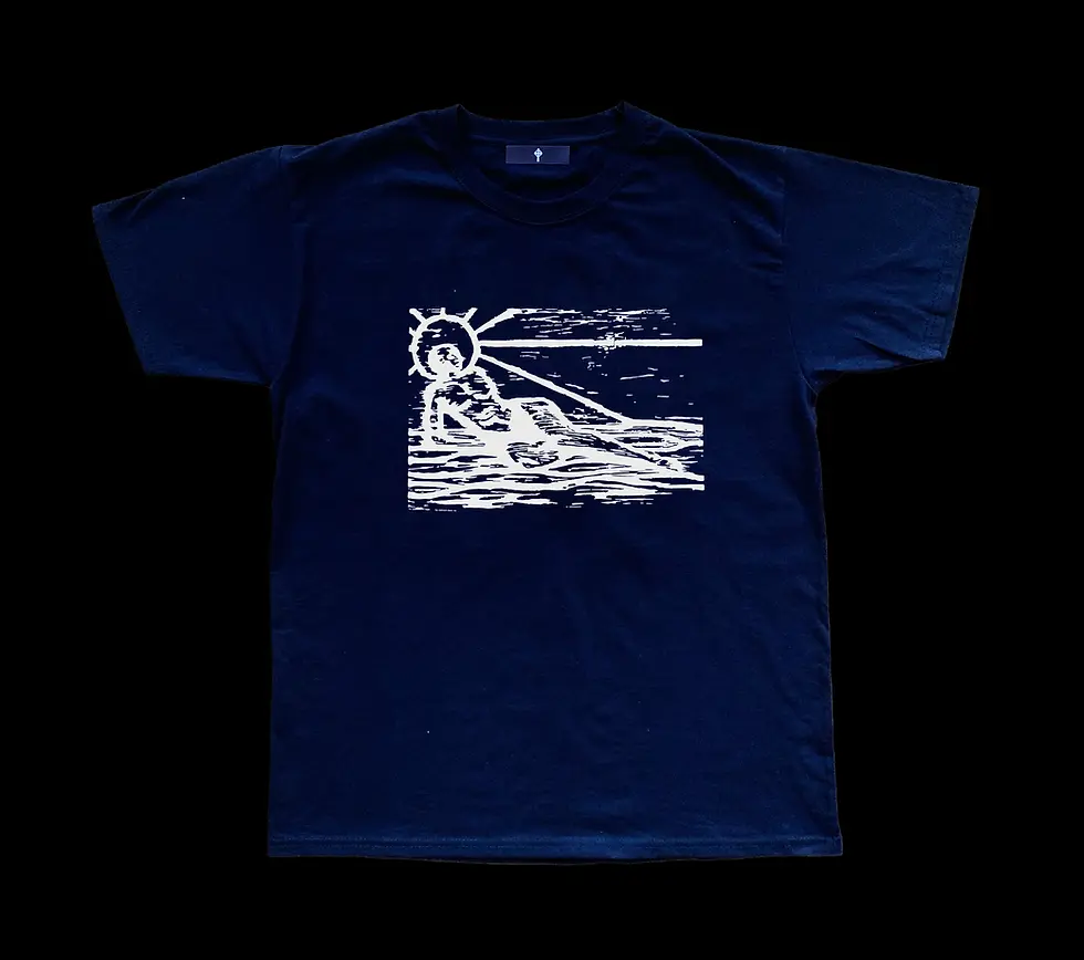 Schwarzes T-Shirt mit weißem Print einer liegenden weiblichen Figur in Wueste