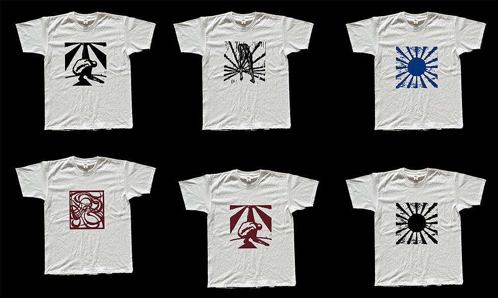 Weiße T-Shirt Templates mit Holzschnitt-Druck Motiven und unterschiedlichen Farben