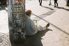 Analoge Fotografie müder Pendler in Berliner S-Bahn, dokumentarische Aufnahme urbaner Erschöpfung