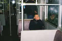 Analoge Fotografie müder Pendler in Berliner S-Bahn, dokumentarische Aufnahme urbaner Erschöpfung