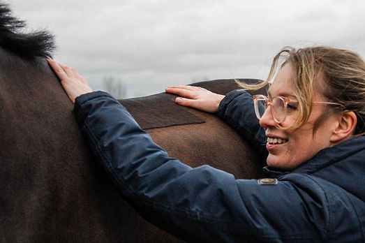 Cranio Sacraal voor paarden op rug ontspannen.jpg