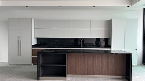 Cocina gris claro, cocina gris cubierta negra, cubierta de granito via Lactea.