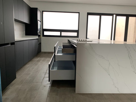 Cocina Moderna, Cocina en Negro Mate, Cocina con Isla, Cubierta de Cuarzo Blanco, Diseño de Cocinas Elegantes, Cocina Minimalista, Cocina Contemporánea, Diseño de Interiores de Cocina.