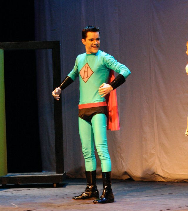 Atuando na peça "Heróis de Verdade"