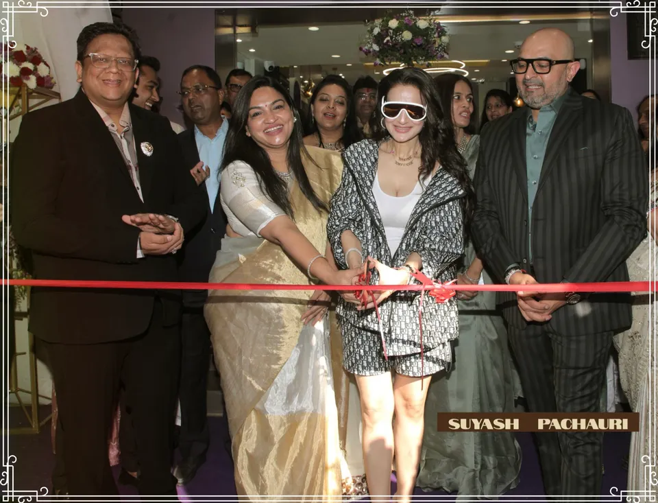 Article illustration: Actress Ameesha Patel inaugurated the first flagship store of Vanior Jewels in MumbaiBollywood actress Ameesha patel inaugurated the first flagship store of Vanior Jewels in Mumbai.