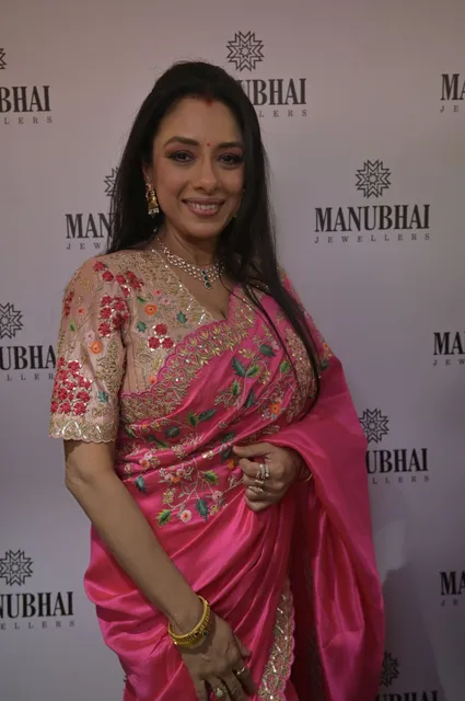Rupali Ganguly dazzled as she inaugurated the highly anticipated Manubhai Jewellers’s Brand… artwork