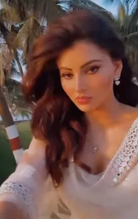Urvashi Rautela grooves to Shahrukh Khan & Deepika Padukone's besharam rang and fans are loving it.. artwork