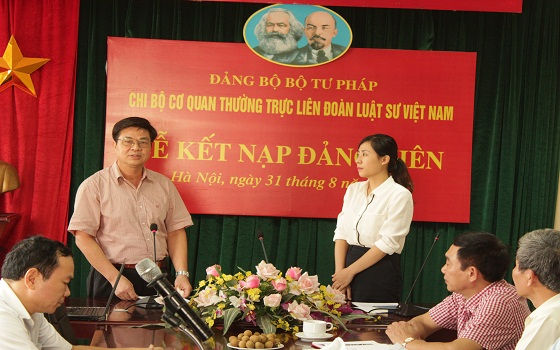 Đồng chí Đỗ Ngọc Thịnh, Bí thư Chi bộ trao quyết định và căn dặn đồng chí Nguyễn Thị An