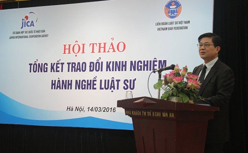 Luật sư Nguyễn Huy Thiệp - Ủy viên HĐLSTQ trình bày tham luận tại Hội thảo