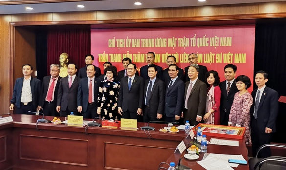 Chủ tịch Trần Thanh Mẫn chụp ảnh chung với đại biểu