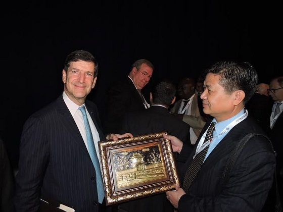 Luật sư Đỗ Ngọc Thịnh, Chủ tịch LĐLSVN tặng quà lưu niệm cho Luật sư David W Rivkin
