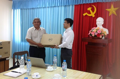 Luật sư Tsukahara trao tặng Đoàn Luật sư tỉnh Tiền Giang bộ máy vi tính