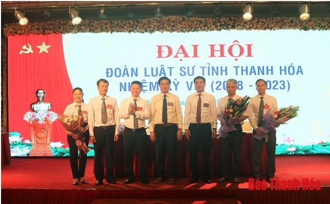 Đồng chí Đỗ Ngọc Thịnh, Chủ tịch Liên đoàn Luật sư Việt Nam và lãnh đạo Sở Tư pháp tặng hoa chúc mừng Ban Chủ nhiệm Đoàn Luật sư tỉnh nhiệm kỳ VIII (2018-2023)
