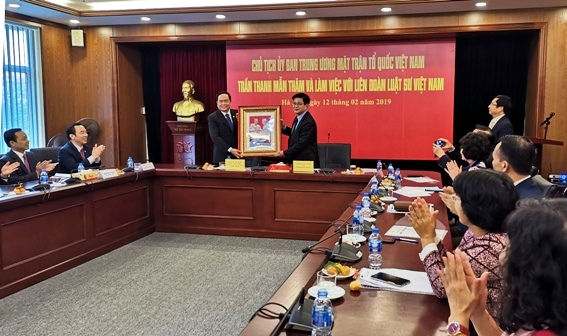 Chủ tịch MTTQ Việt Nam tặng Liên đoàn Luật sư Việt Nam bức ảnh Bác Hồ và Bác Tôn