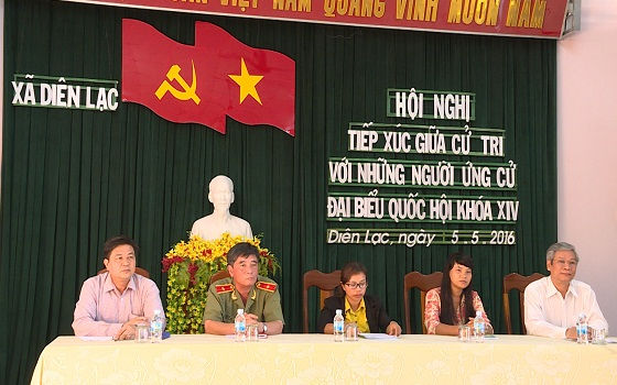 Đại biểu ứng cử tại đơn vị bầu cử số 3 đang lắng nghe các câu hỏi của cử tri