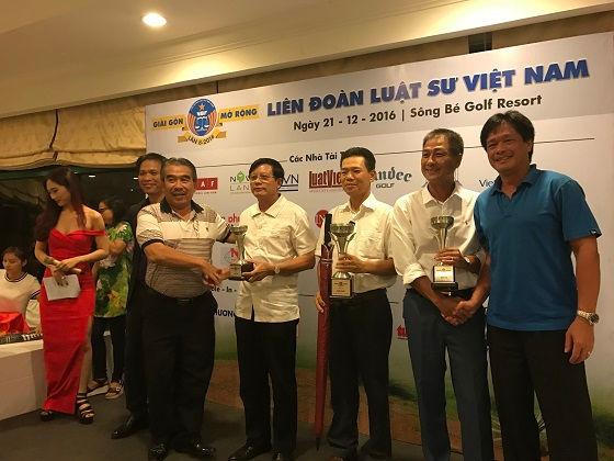 Nhà tài trợ trao giải ba bảng C cho ông Mai Xuân Bình (Chánh án TAND quận 1 TPHCM)