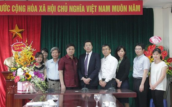 Chủ tịch Đỗ Ngọc Thịnh (thứ 4 từ trái sang) chụp ảnh lưu niệm với đoàn Dự án JICA
