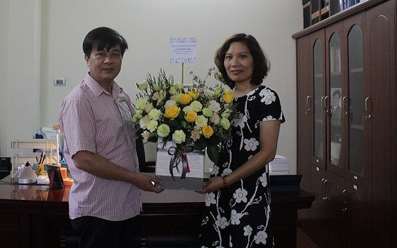 Bà Cao Minh Phượng tặng hoa chúc mừng Chủ tịch Đỗ Ngọc Thịnh