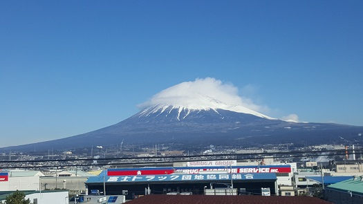 Đỉnh núi Fuji nhìn từ tàu siêu tốc Shinkansen từ Tokyo đi Nagoya (Ảnh: Hoài Phan)
