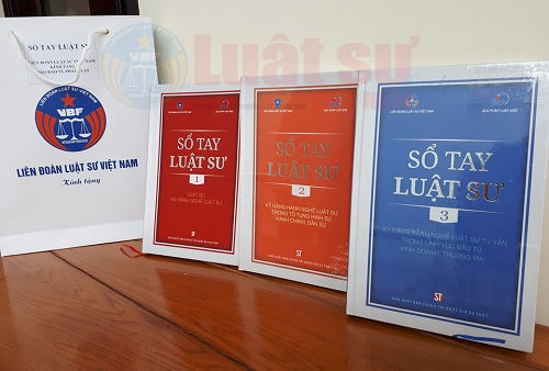 Bộ sách "Sổ tay Luật sư" gồm 03 tập được LĐLSVN tổ chức giới thiệu sáng 24/11/2017